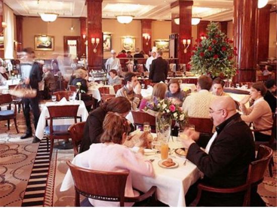 【プレミアム・ハンガリー】 老舗高級レストラン「グンデル」昼食付き！国会議事堂＆エリザベート皇后グドゥルー宮殿 終日プライベートツアー＜貸切／昼食付／日本語＞