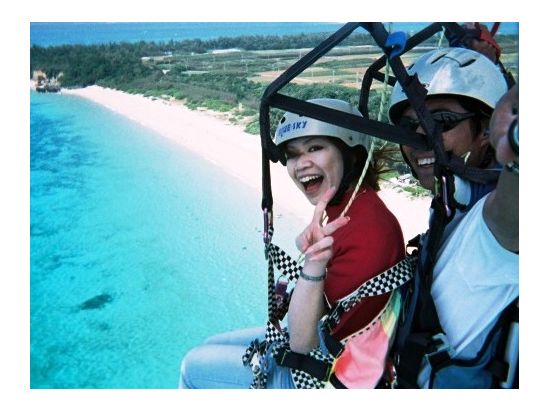 モーターパラグライダー　沖縄の海と空を見渡す上空200mの大パノラマ　ビデオや写真撮影もOK！＜3歳からOK／中城村発＞