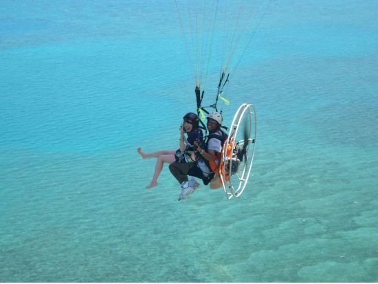 モーターパラグライダー　沖縄の海と空を見渡す上空200mの大パノラマ　ビデオや写真撮影もOK！＜3歳からOK／中城村発＞