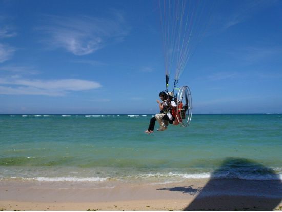モーターパラグライダー　沖縄の海と空を見渡す上空200mの大パノラマ　ビデオや写真撮影もOK！＜3歳からOK／中城村発＞