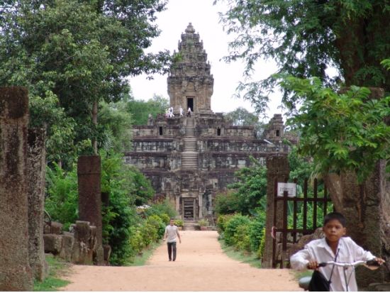 ベンメリア遺跡＆ロリュオス遺跡群観光ツアー　遺跡観光＆シェムリアップオールドタウン散策＆ショッピング ＜日本語ガイド／昼食付き＞