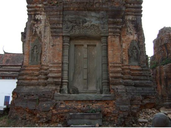 ベンメリア遺跡＆ロリュオス遺跡群観光ツアー　遺跡観光＆シェムリアップオールドタウン散策＆ショッピング ＜日本語ガイド／昼食付き＞