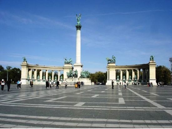 【空港送迎】ブダペスト市内 ⇒ ブダペスト国際空港（またはブダペスト東駅）＜貸切／日本語または英語ガイド＞