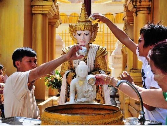 【貸切】ヤンゴン市内観光1日ツアー パゴダ＋カフェ＋マーケット巡り＜終日／日本語ガイド／ミャンマー料理昼食＞