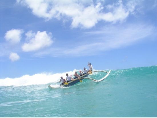 アウトリガーカヌー・サーフィン 　ハワイ伝統のカヌーでワイキキの景色を眺めながら波乗り体験！＜0.5～1時間／ロイヤルハワイアンホテル＞