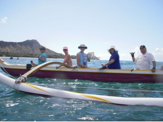 アウトリガーカヌー・サーフィン 　ハワイ伝統のカヌーでワイキキの景色を眺めながら波乗り体験！＜0.5～1時間／ロイヤルハワイアンホテル＞