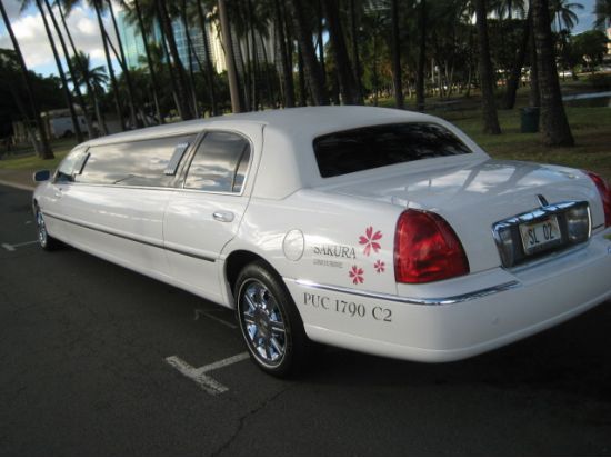 ダニエル・K・イノウエ国際空港（旧ホノルル国際空港）⇔ ワイキキ・コオリナ地区ホテル　VIP気分で優雅なひととき！リムジン貸切送迎サービス