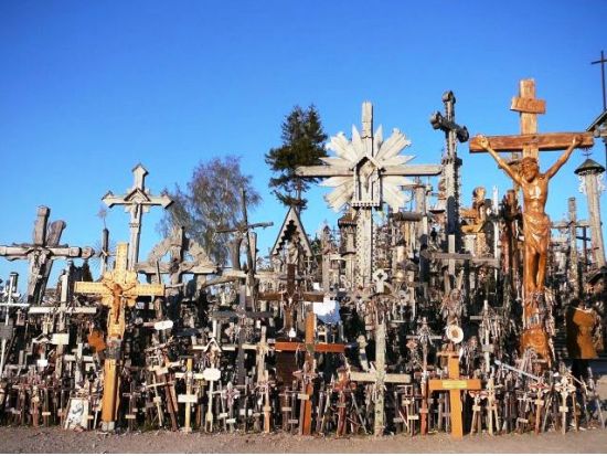 リトアニア 十字架の丘　日帰り観光ツアー ＜車＋ガイド貸切／ヴィリニュス発＞