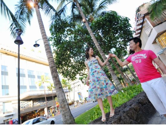 ハワイ　カジュアルフォト　選べるロケーション！ハネムーンや家族旅行の記念に　ヘアセット＆メイク付きプランあり＜ワイキキ市内／ビーチ／カカアコ／カピオラニ公園＞