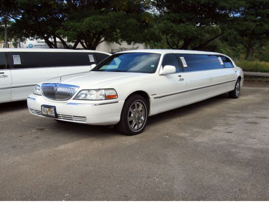 【空港送迎】グアム国際空港⇔ホテル間　リンカーンリムジン貸切送迎サービス　6名までご乗車可能！＜片道／貸切＞