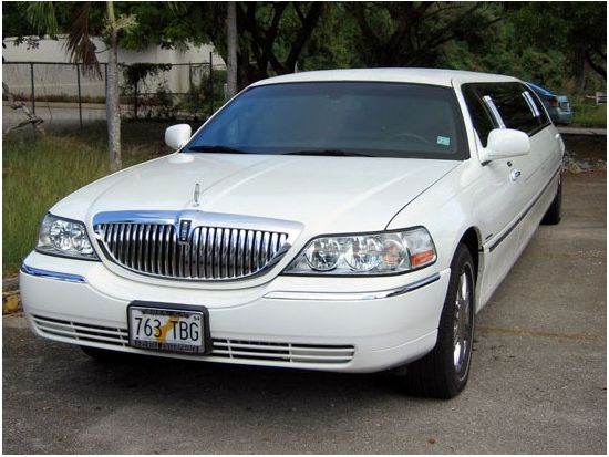 選べる2種のリムジンでゴージャスに演出！結婚式・披露宴会場送迎＜貸切＞