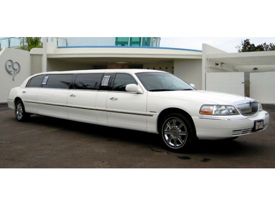 【空港送迎】グアム国際空港⇔ホテル間　リンカーンリムジン貸切送迎サービス　6名までご乗車可能！＜片道／貸切＞