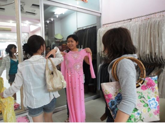 ホーチミン市内観光　アオザイ2着の試着＆ヘアメイク付き撮影体験！市内定番観光付き＜貸切／終日／現地ガイド(日本語可)／送迎付＞