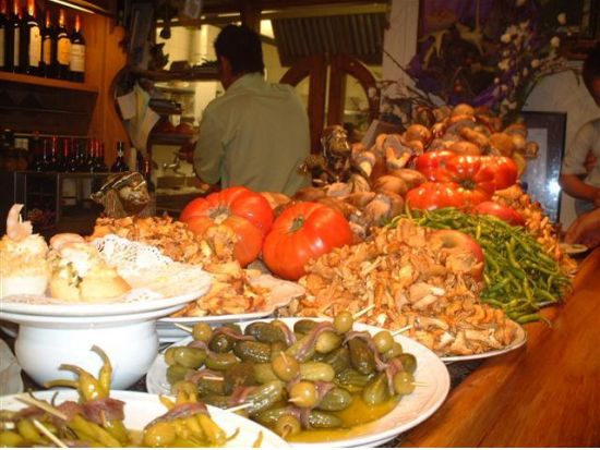 マドリード タパスツアー　3軒のバル巡り＜タパス3品＆ドリンク3杯／往復送迎付／混載／日本語＞