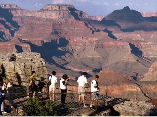 ヘリコプターで行く　グランドキャニオン・ウエスト＆谷底ランディング ＜片道約45分フライト／シャンパン＆軽食付き＞by Maverick