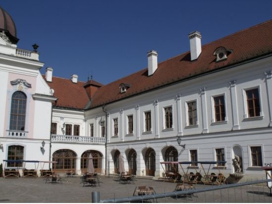 皇后夏の離宮グドゥルー宮殿内部見学＜貸切／日本語ガイド／ブダペスト発＞