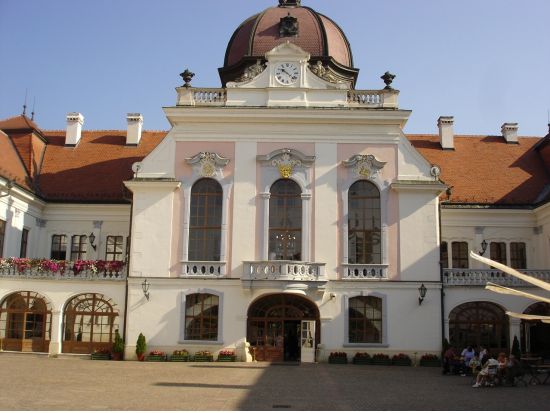 皇后夏の離宮グドゥルー宮殿内部見学＜貸切／日本語ガイド／ブダペスト発＞