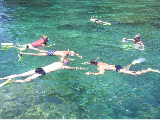 ピピ島日帰りクルーズ 選べるシート！ゴールドまたは一般 ピピ島でシュノーケル＜フェリー／日本語ガイド／ビュッフェランチ＞