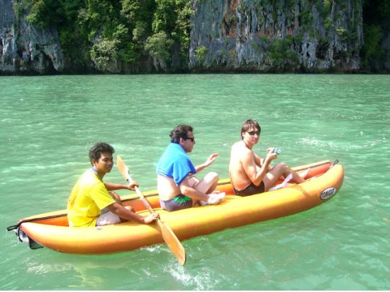 シーカヌーアドベンチャー　カヌーに乗って自然のつくり出した鍾乳洞やラグーン探検へ出かけよう！ ＜船上ビュッフェランチ／日本語ガイド／ホテル送迎付き／終日＞