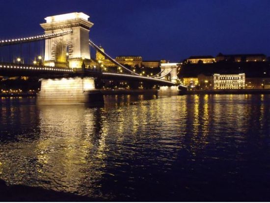 ドナウ川ナイトクルーズ 事前予約＜ワンドリンク付き／日本語オーディオガイド＞