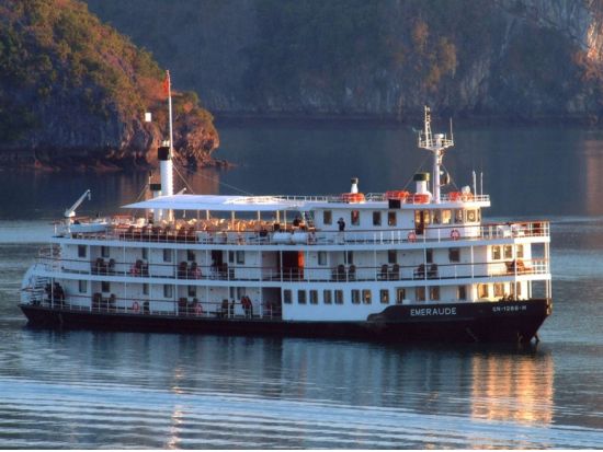 世界遺産ハロン湾1泊2日クルーズ「エメロード号」インドシナ時代を思わせる外輪船を復刻した船でクラシックな船旅