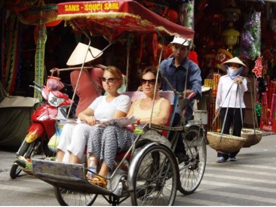 ハノイ市内観光ツアー☆定番観光＆焼き物で有名なバチャン村見学＜1日／送迎／現地ガイド(日本語可)／フォーの昼食＞