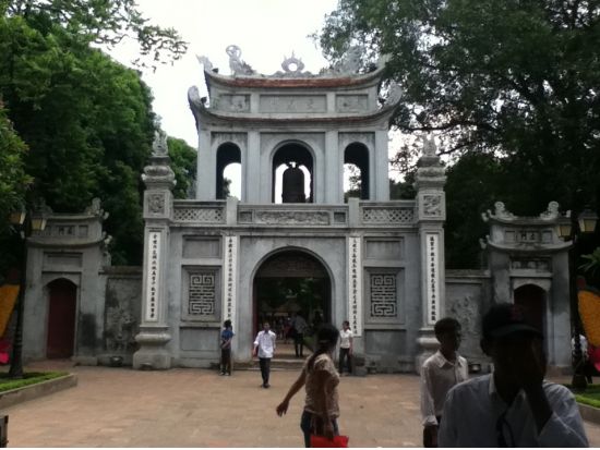 ハノイ市内観光  世界遺産 タンロン遺跡など見どころを効率良く巡る＜午前／日本語／嬉しい人気店でのフォーの昼食付／アフタヌーンティープランあり＞