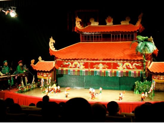 タンロン水上人形劇場＋人気レストラン「Tam vi」または「The East Tonkin」ディナー　＜2等席／選べる公演時間／ハノイ市内ホテル送迎＞