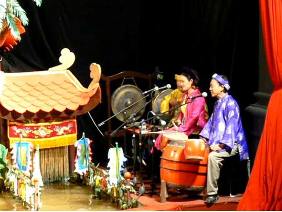 タンロン水上人形劇場＋人気レストラン「Tam vi」または「The East Tonkin」ディナー　＜2等席／選べる公演時間／ハノイ市内ホテル送迎＞