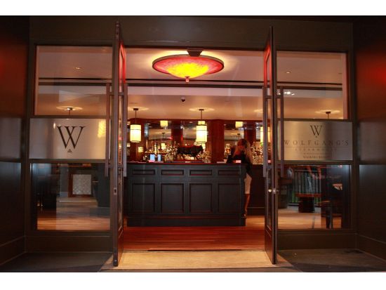 ハワイ　ウルフギャング・ステーキハウス　食事券＆事前予約　最高級熟成ステーキの老舗レストラン＜昼・夕／ロイヤル・ハワイアン・センター内＞ 