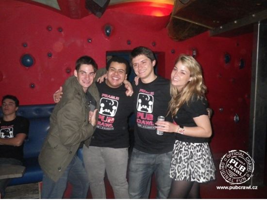 眠らないプラハを楽しむ！パブめぐり＋クラブツアー＜飲み放題／英語／プラハ発＞