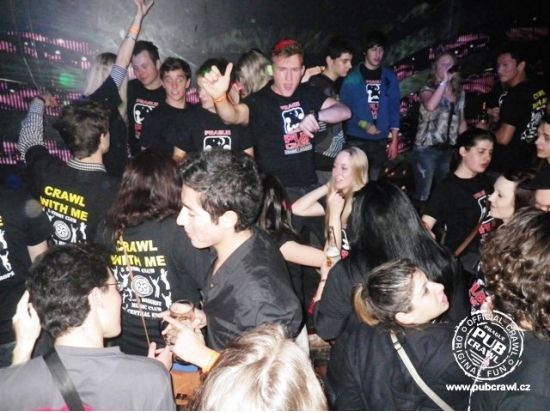 眠らないプラハを楽しむ！パブめぐり＋クラブツアー＜飲み放題／英語／プラハ発＞