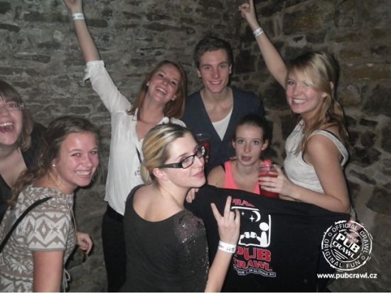 眠らないプラハを楽しむ！パブめぐり＋クラブツアー＜飲み放題／英語／プラハ発＞