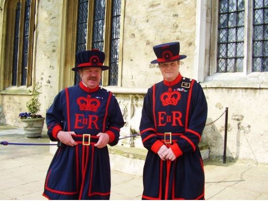 ロンドン1日観光ツアー　セント・ポール大聖堂＋ロンドン塔＋オープントップバス観光＋テムズ川クルーズ＋ハロッズのクリームティー ＜英語ガイド＞