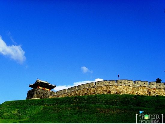 ソウル郊外観光ツアー　世界遺産・水原華城＋韓国民俗村　韓国歴史ドラマの人気ロケ地を見学＜午前・1日／日本語ガイド／豚カルビ昼食付／明洞解散／貸切プランあり＞