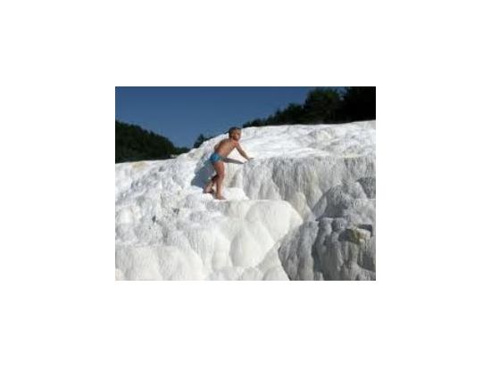 ワインセラーでのランチつき！ワインの町エゲルとエゲルサローク温泉1日観光＜日本語ガイド／昼食付き＞