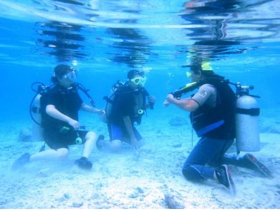 体験ダイビング＆グアムオーシャンパークを満喫！　ベテラン女性インストラクターが丁寧にご案内＜ビーチ／1～2ダイブ＞by パンパシフィックダイバーズ