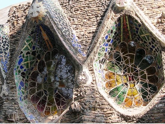 モンセラット＆世界遺産コロニア・グエル 1日観光ツアー 少年聖歌隊コーラス鑑賞付き＜列車利用／日本語／バルセロナ発＞