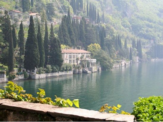 コモ湖＆ベッラージョ ミラノ発1日観光ツアー セレブご用達！コモ湖畔の美しい3つの街を訪れる ボートクルーズ付き＜英語＞