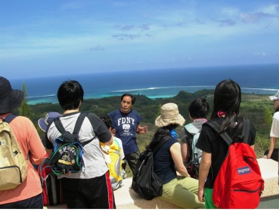 ケン芳賀によるグアム太平洋戦争戦跡巡りツアー ～その時この場所では何が起きたのか～＜日本語ガイド／昼食付き／送迎付き／貸切プランあり＞