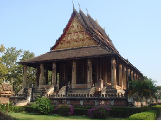 自由に周りたい観光やビジネスにおすすめの貸切ツアー！ プライベートガイド＆チャーターで行く半日市内観光 ＜半日／午前・午後／日本語ガイド／ビエンチャン発＞