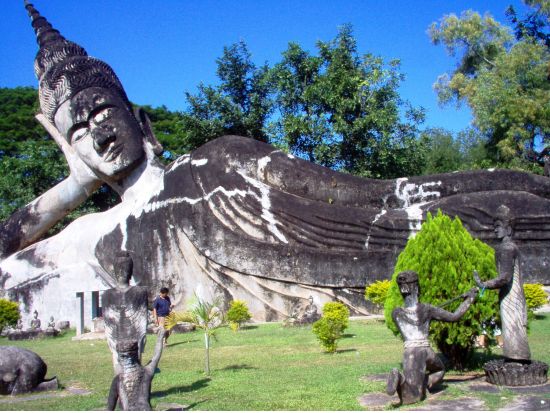 メインスポットを1日に凝縮した格安ツアー！ ビエンチャン市内観光+ブッダパーク＋織物村＋国境にかかる友好橋など ＜終日／日本語ガイド／昼食付／ビエンチャン発＞