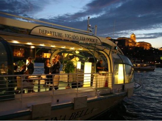 ドナウ川ディナーナイトクルーズ　4コース・シャンパン付き＜日本語／往復送迎付き／ブダペスト発＞