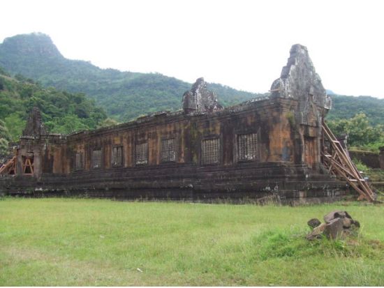 ラオス南部の定番スポットを1日で巡る！ 世界遺産ワットプー＋ナーシンダー遺跡＋ダオフアン市場＋友好橋など大満喫ツアー ＜終日／英語ガイド／昼食付／パクセー発＞
