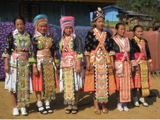 ラオスの魅力にどっぷり浸かる大自然触れ合いツアー！ 象乗り体験＋クアンシー滝＋モン族村＋パーノン村  ＜終日／昼食付／日本語ガイド／ルアンパバーン発着＞