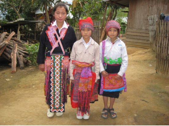 地元で愛されるラオスの人気自然スポット　クアンシー滝＆モン族の村を効率よく周るツアー  ＜半日／午前・午後／日本語ガイド／ルアンパバーン発着＞