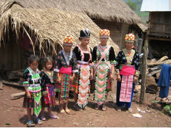 地元で愛されるラオスの人気自然スポット　クアンシー滝＆モン族の村を効率よく周るツアー  ＜半日／午前・午後／日本語ガイド／ルアンパバーン発着＞