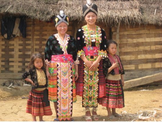 ルアンパバーンで托鉢体験！朝市見学＋パクオー洞窟＋クアンシー滝＋モン族村観光など 盛り沢山の体験型ツアー ＜終日／日本語ガイド／昼食付／ルアンパバーン発＞