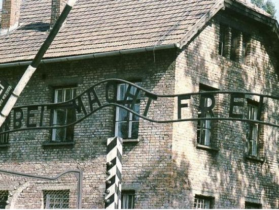 アウシュヴィッツ強制収容所とクラクフ旧市街　列車で行く日帰り見学ツアー＜貸切／日本語アシスタント／ワルシャワ発＞