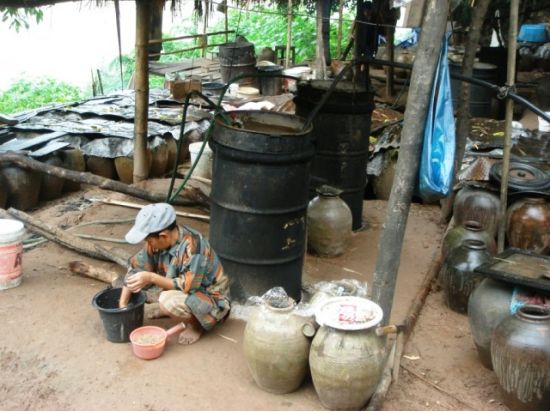 ラオス伝統工芸や職人技術を見学！ 数千の仏像で有名なパクオー洞窟やラオス焼酎蒸留所、伝統工芸の地を巡るツアー ＜終日／日本語ガイド／昼食付／ルアンパバーン発着＞